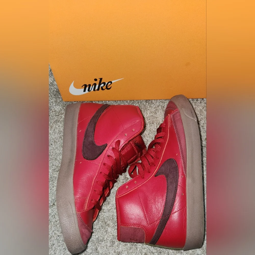 Nike Blazer‎ Mid '77 Vintage Sneaker in Gym Red/Team Red/Burgundy Size 8.5